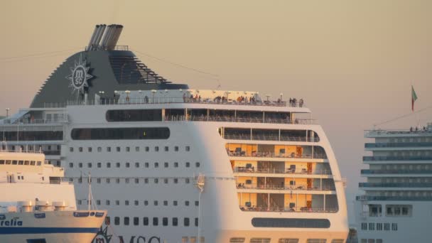 Toeristen Een Cruiseschip — Stockvideo