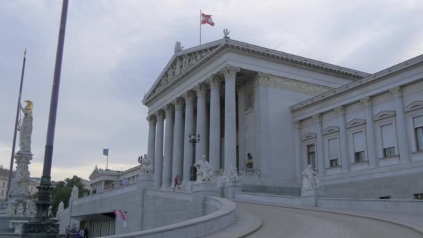 Österreichische Flagge Weht Auf Dem Dach Des Österreichischen Parlaments — Stockvideo