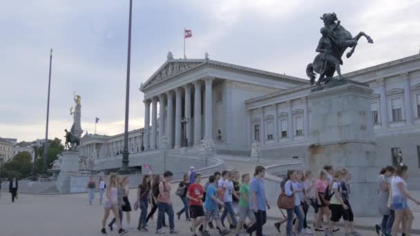 Promenader Framför Det Österrikiska Parlamentet — Stockvideo