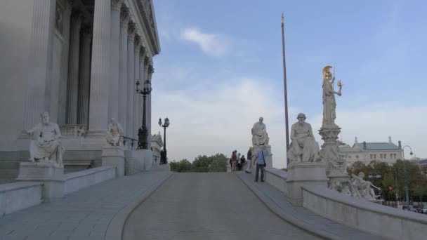 Touristen Vor Dem Österreichischen Parlament — Stockvideo