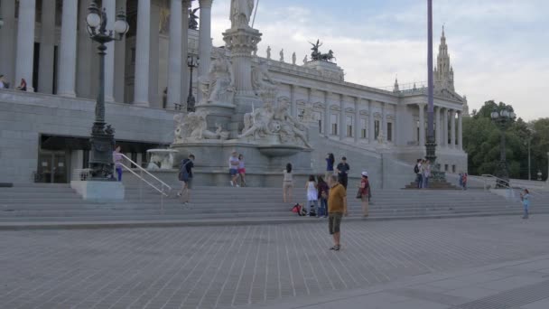 Mensen Voor Het Oostenrijkse Parlement — Stockvideo