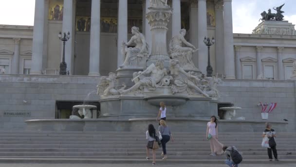 Фотографирование Перед Австрийским Парламентом — стоковое видео