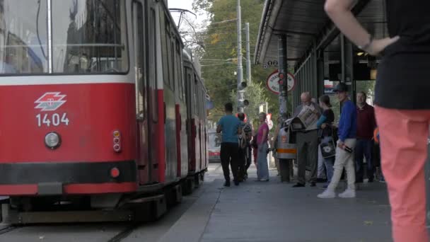 Kırmızı Tramvay Istasyondan Ayrılıyor — Stok video