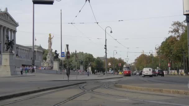 Verkehr Vor Dem Parlamentsgebäude — Stockvideo