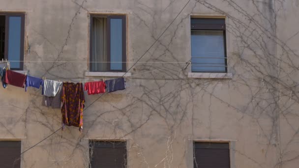 挂在一座旧建筑物外面的衣服 — 图库视频影像