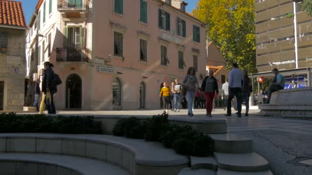 Persone Che Camminano Una Piazza — Video Stock