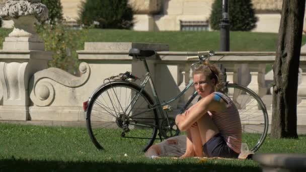 Jeune Femme Assise Dans Parc — Video