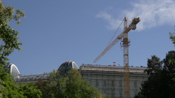 Torre Grúa Cerca Burggarten — Vídeos de Stock