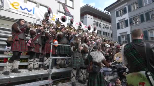 Mässingsband Kiltdräkter Som Spelar Musik — Stockvideo