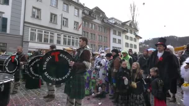 Crowd Guardando Performance Banda Ottone — Video Stock