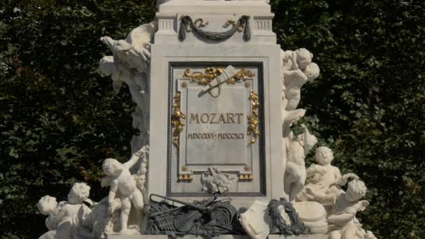 Inschrift Und Skulpturen Mozart Denkmal — Stockvideo