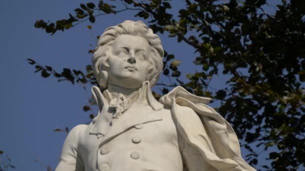 Nahaufnahme Der Statue Von Wolfgang Amadeus Mozart — Stockvideo