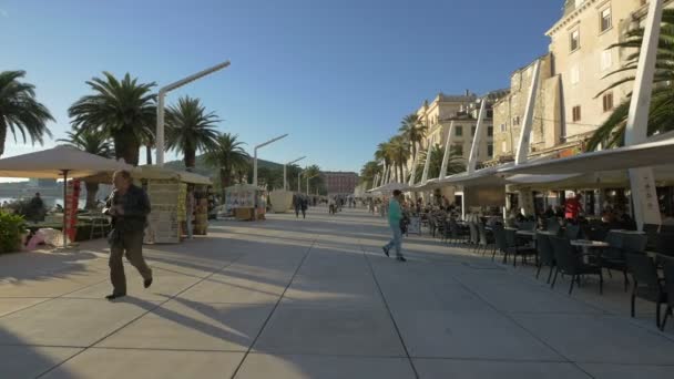 Stände Und Restaurants Auf Der Riva Promenade — Stockvideo