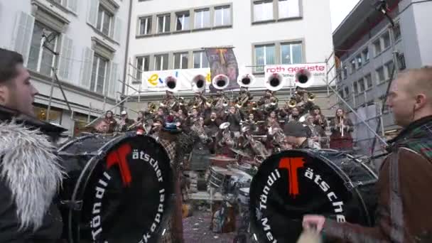 Mässingsband Kilt Som Spelar Musik — Stockvideo