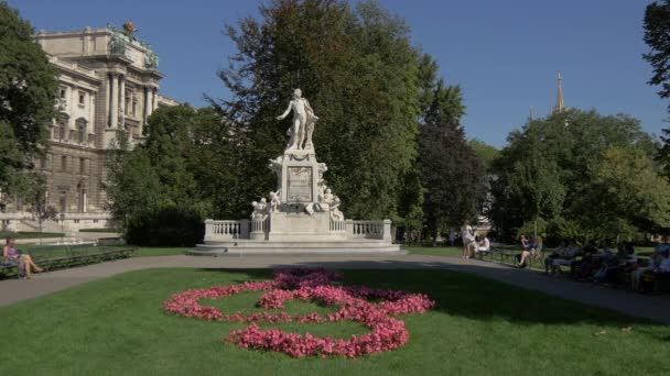 莫扎特纪念碑和花卉 — 图库视频影像