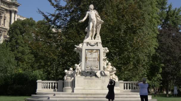 Tomando Fotos Del Monumento Mozart — Vídeos de Stock