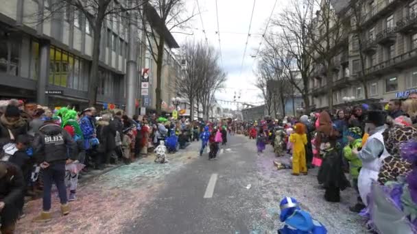 Bir Karnavalda Renkli Kostümlü Çocuklar — Stok video