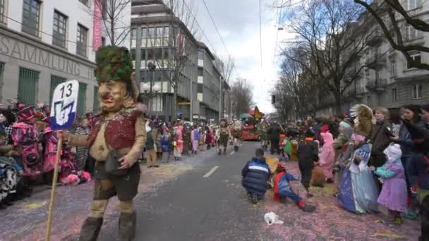 Kostümlü Insanlar Bir Karnavalda Geçit Töreni Yapıyorlar — Stok video