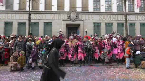 Bir Karnavalda Renkli Kostümler Içinde Kalabalık — Stok video