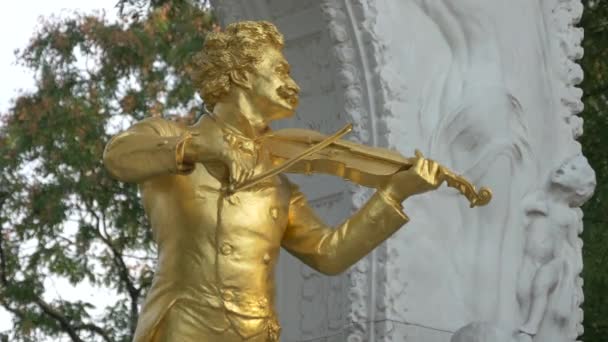 Johann Strauss Monumento Oro — Vídeo de stock