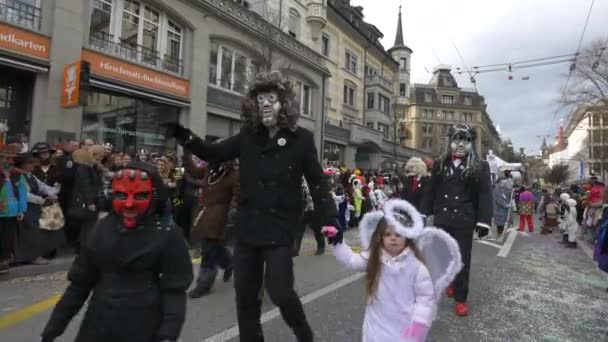 Bir Karnavalda Maskeli Kostümlü Insanlar — Stok video