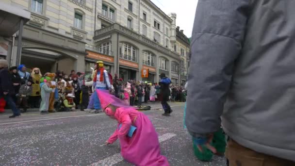 Niños Disfrazados Asistiendo Desfile Carnaval — Vídeo de stock