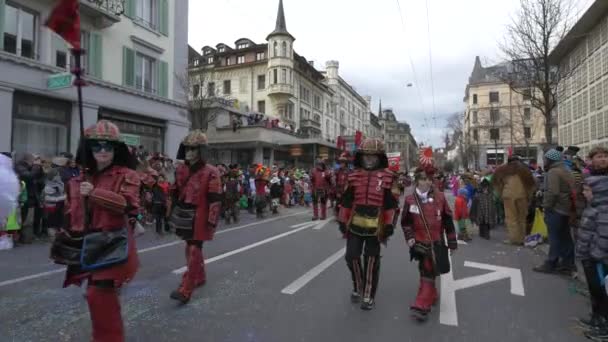 Pessoas Trajes Samurai Num Desfile Carnaval — Vídeo de Stock