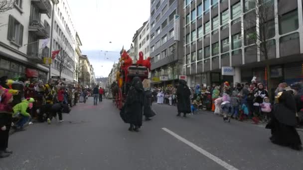 Transport Avec Des Jokers Lors Défilé Carnaval — Video