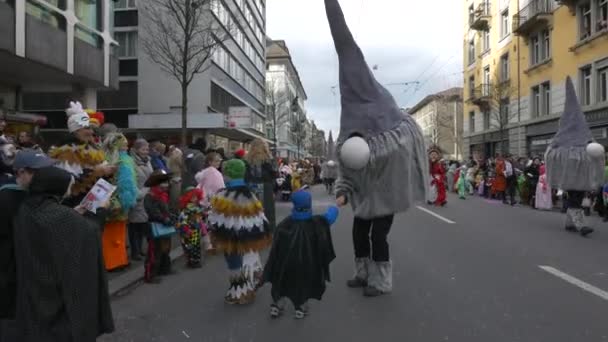 Karnaval Geçidinde Kostümlü Insanlar — Stok video