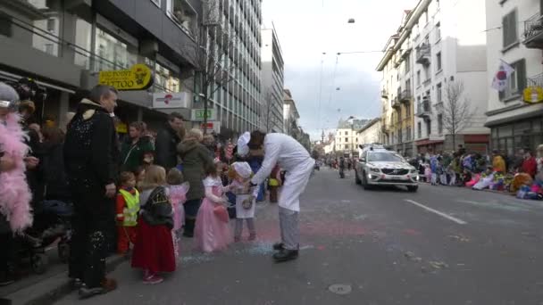 Çocuklar Bir Karnaval Geçidi — Stok video