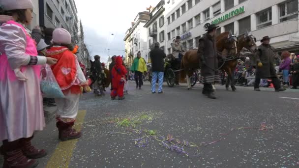 Niños Lanzando Confeti Desfile Callejero — Vídeo de stock