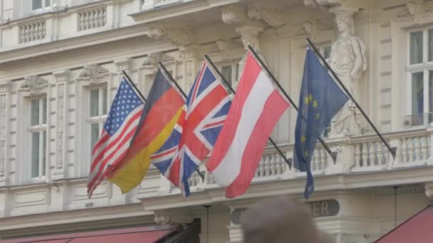 Hotel Sacher Mit Internationalen Flaggen — Stockvideo