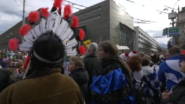 Kostüm Giymiş Insanlar Geçit Törenini Izliyor — Stok video