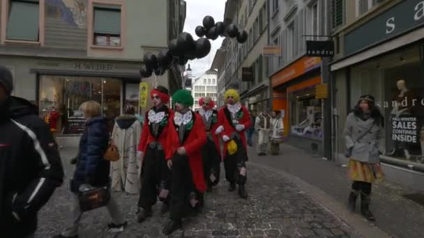 Clowns Andere Gekostumeerde Mensen Een Kermis — Stockvideo