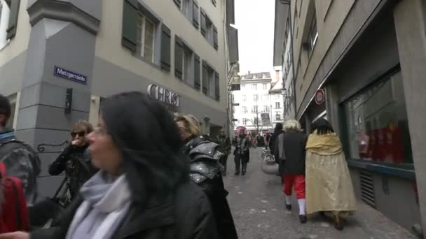 Gente Disfrazada Caminando Por Calle — Vídeos de Stock