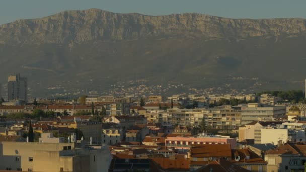 Vue Panoramique Droite Des Bâtiments Des Collines — Video