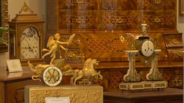 有古董钟的商店 — 图库视频影像