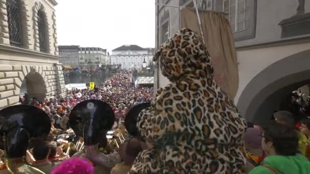 Publiek Luisteren Naar Een Fanfare Die Muziek Speelt — Stockvideo