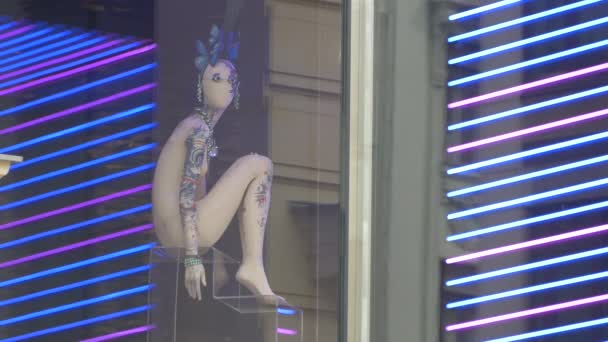 Mannequin Tatoué Magasin Swarovski — Video