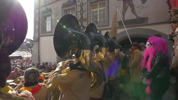在人群中表演的黄铜乐队 — 图库视频影像