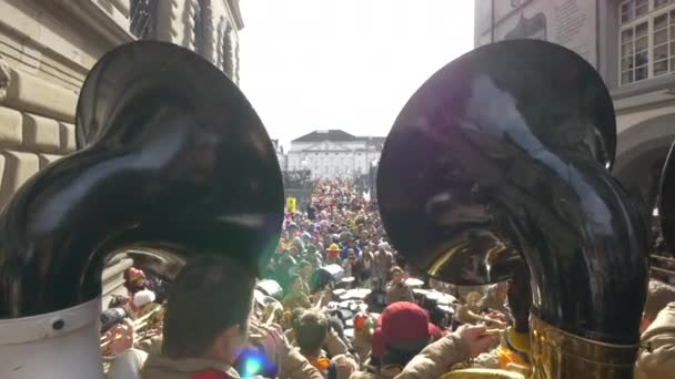 Brassband Speelt Muziek Menigte — Stockvideo