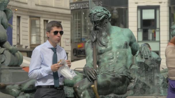 Homem Comendo Uma Sanduíche Fonte Donnerbrunnen — Vídeo de Stock