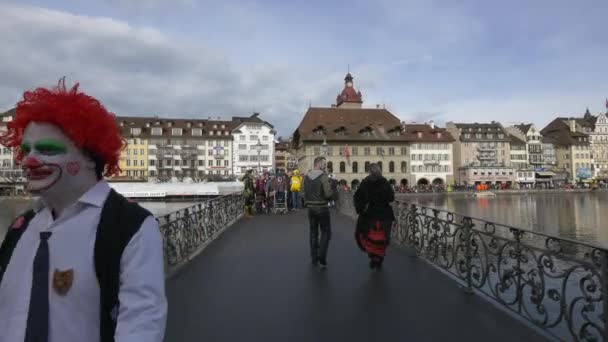 Lucerne Bir Köprüde Yürüyen Kostümlü Insanlar — Stok video