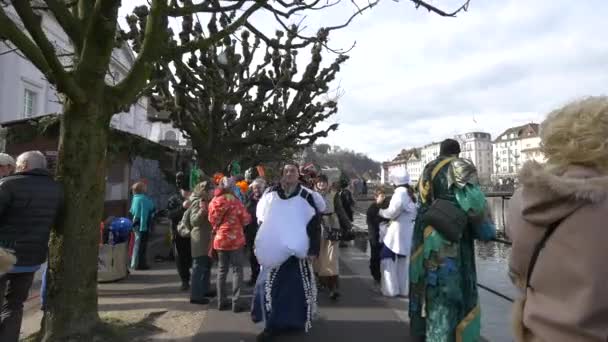 Personnes Costumées Sur Front Mer Reuss River — Video