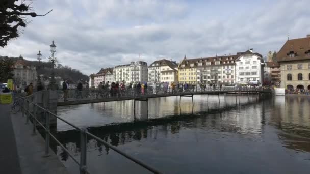 Människor Bro Över Floden Reuss Lucerne — Stockvideo