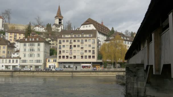 Gebäude Ufer Der Reuss — Stockvideo