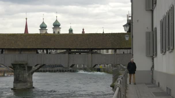 Kryty Most Nad Rzeką Reuss — Wideo stockowe