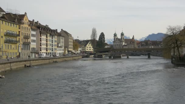 Die Reuss Fließt Der Stadt Luzern — Stockvideo