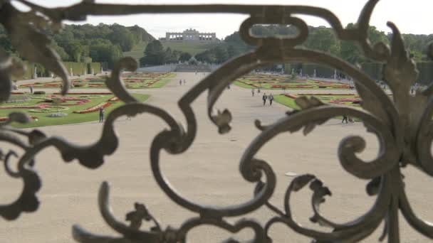手すりを通して見られるグロリエットと皇居庭園 — ストック動画