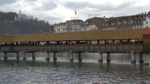 Folk Går Kapellbron Lucerne — Stockvideo